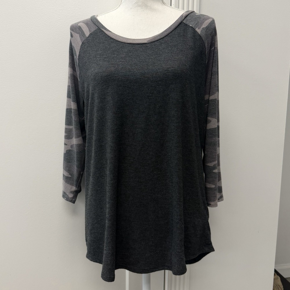 Women's Charcoal Gray Camo Raglan Sleeve Tunic Top 3/4 Sleeve Scoop Neck